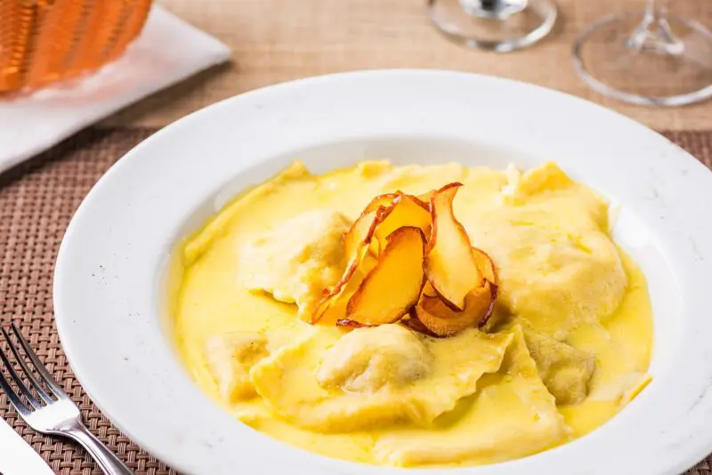 Ravioli de Maça e Canela ao Molho Alfredo