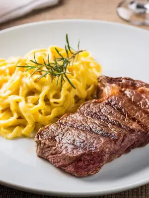 Ancho black angus com fettuccine ao molho alfredo