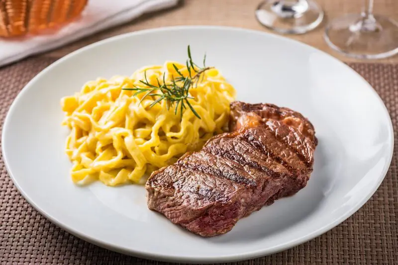 Ancho black angus com fettuccine ao molho alfredo