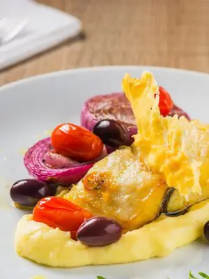 Bacalhau Confitado com Purê de Batata e Queijo Gruyere