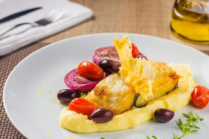 Bacalhau Confitado com Purê de Batata e Queijo Gruyere