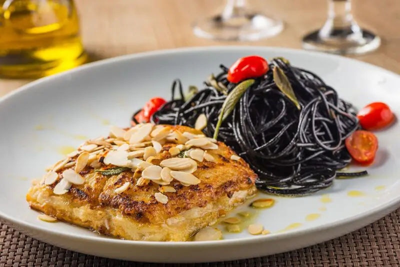 Linguado Grelhado na Manteiga de Sálvia e Amêndoas Laminadas Torradas com Spaghetti al Nero di Seppia