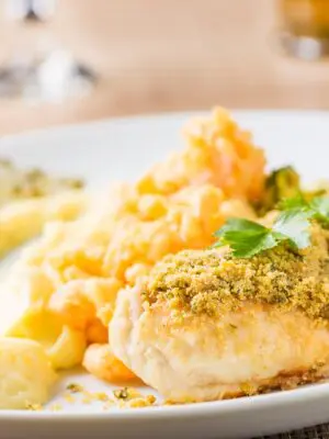 Tilápia em Crosta com Legumes Grelhados e Purê de Batata com Queijo Gruyere