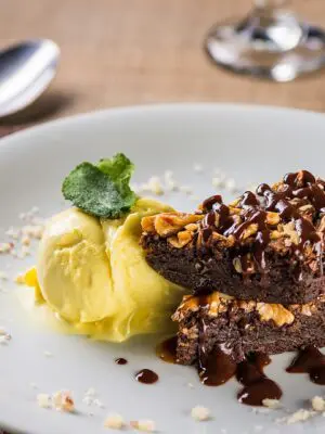 Brownie de chocolate meio amargo com Sorvete de Creme