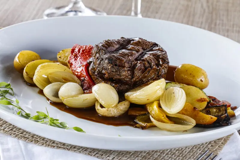 Mignon ao Molho de Tamarindo com Legumes