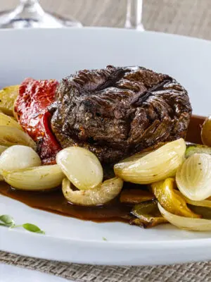 Mignon ao Molho de Tamarindo com Legumes