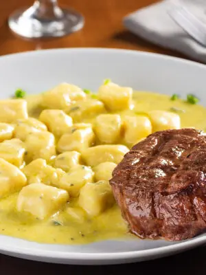 Mignon ao Molho de Gorgonzola com Gnocchi Artesanal