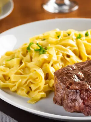 Mignon com Fettuccine ao Molho Alfredo