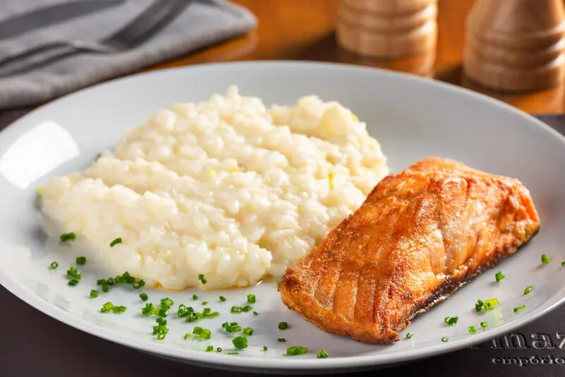 Salmão com Risoto de Limão Siciliano e Alho Poró