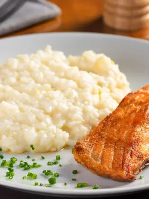 Salmão com Risoto de Limão Siciliano e Alho Poró
