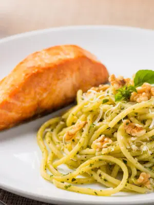 Salmão com linguine al Pesto