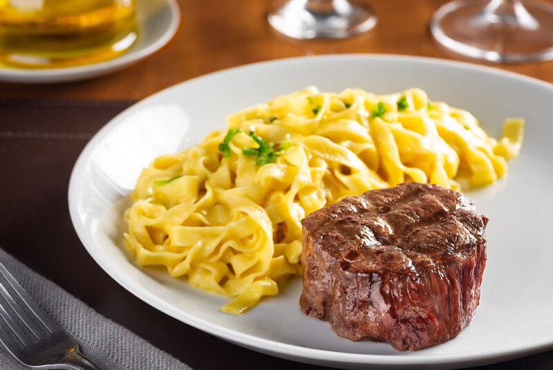 Mignon com Fettuccine ao Molho Alfredo